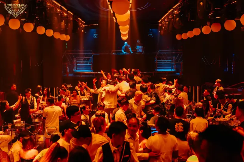 DJ booth và sàn nhạc kín khách tại TOP TV Club Đà Nẵng