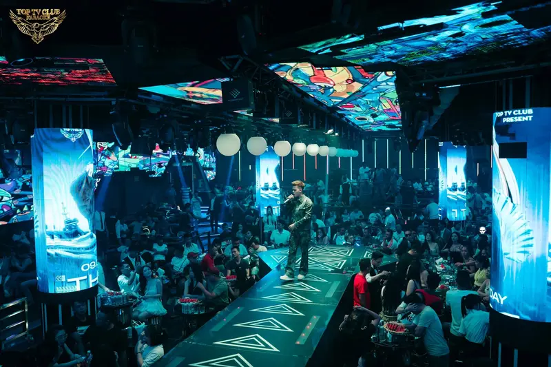 Ca sĩ khách mời biểu diễn trên catwalk TOP TV Club