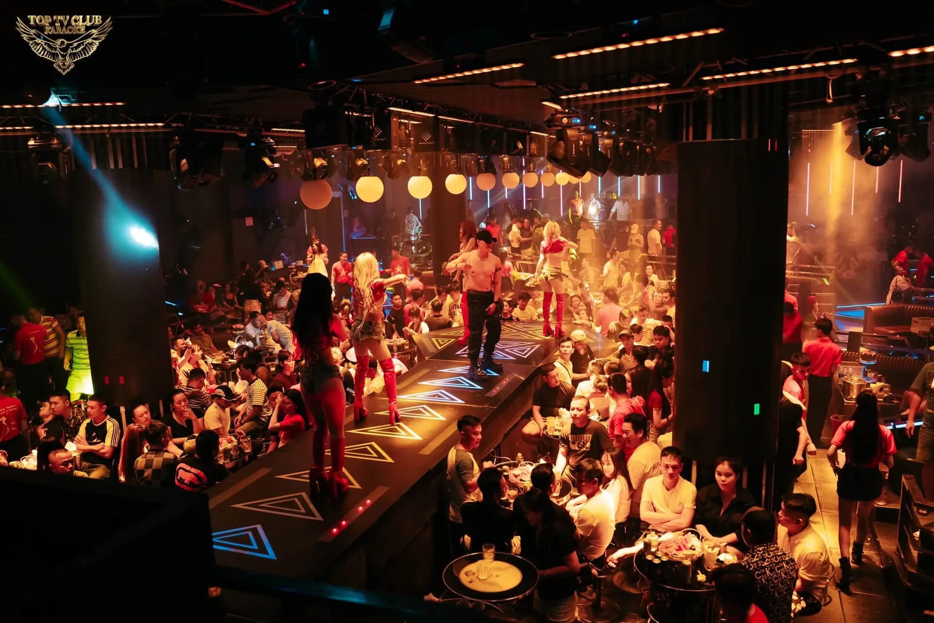 Sân khấu catwalk và khu bàn TOP TV Club Đà Nẵng